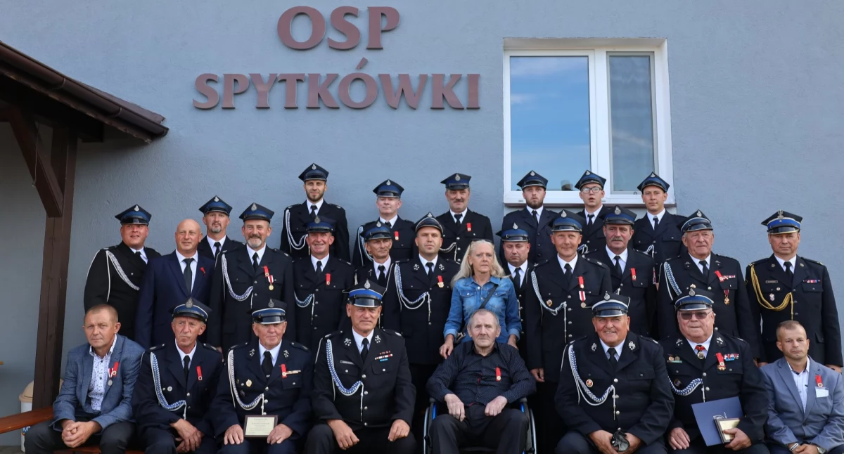 Zdjęcie druhów z OSP Spytkówki podczas jubileuszu 75-lecia