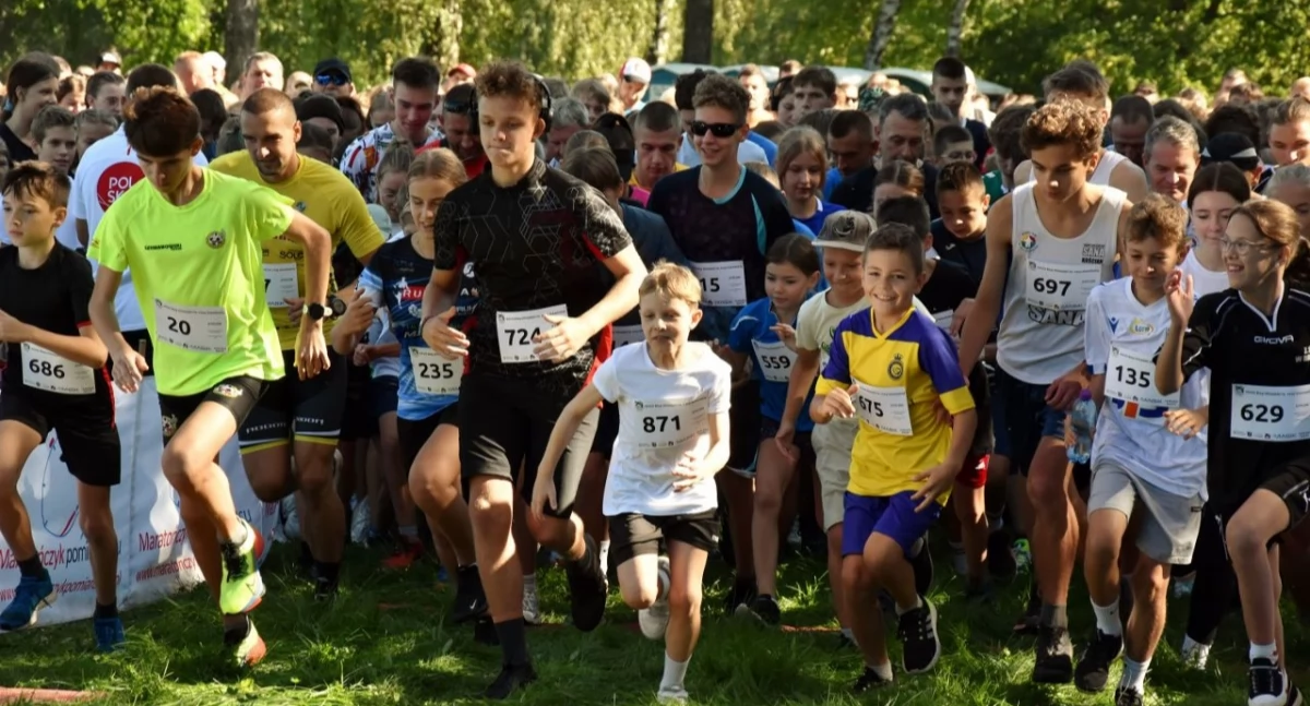 Zdjęcie startu uczestników Biegu Olimpijskiego w Racocie w 2023 roku