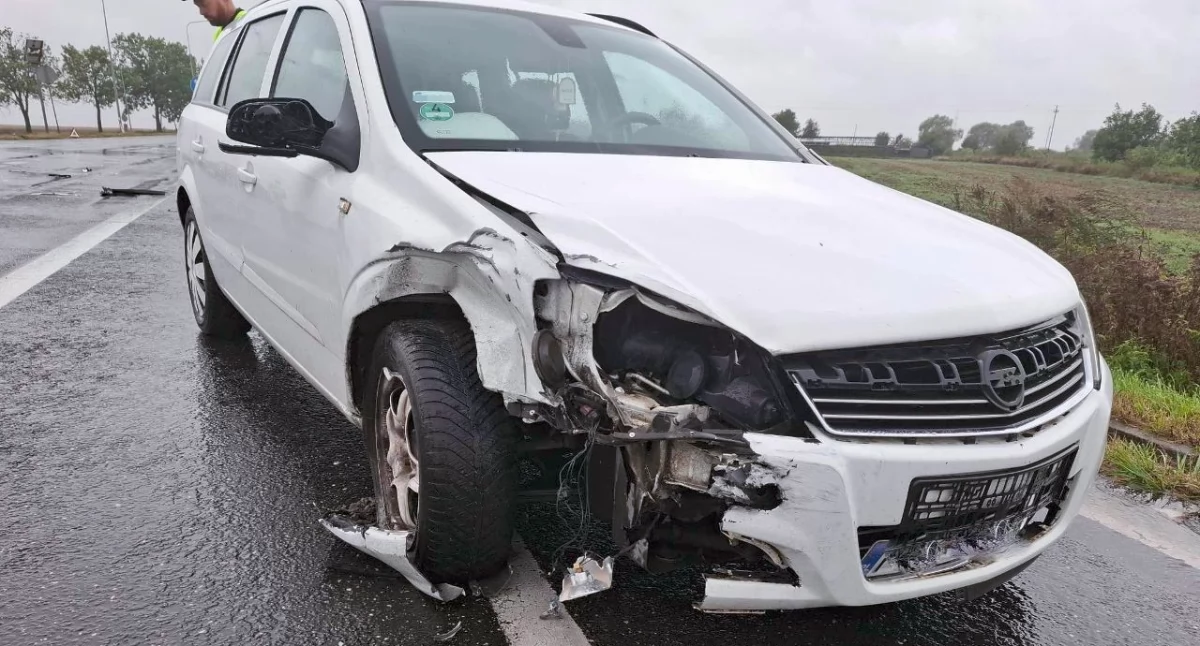 Zdjęcie przedstawia uszkodzony samochód po kolizji na obwodnicy Kościana