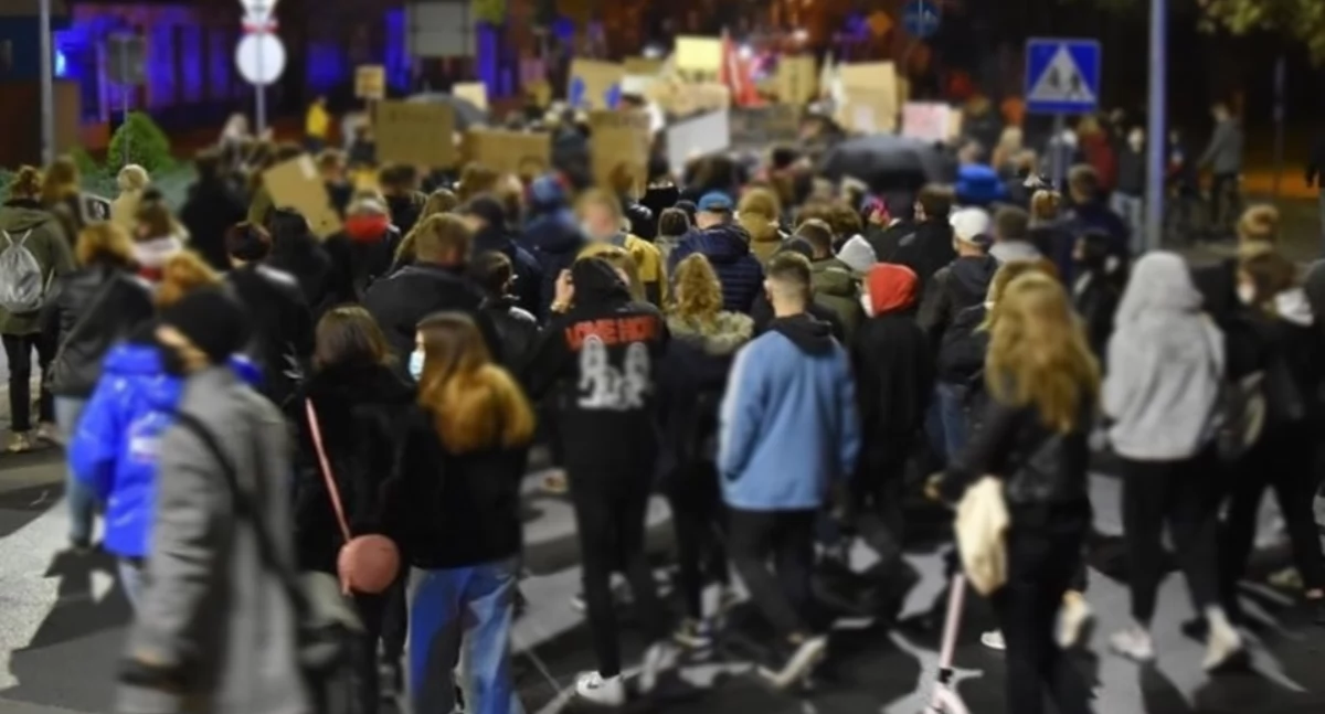 Zdjęcie przedstawia grupę protestujących ludzi