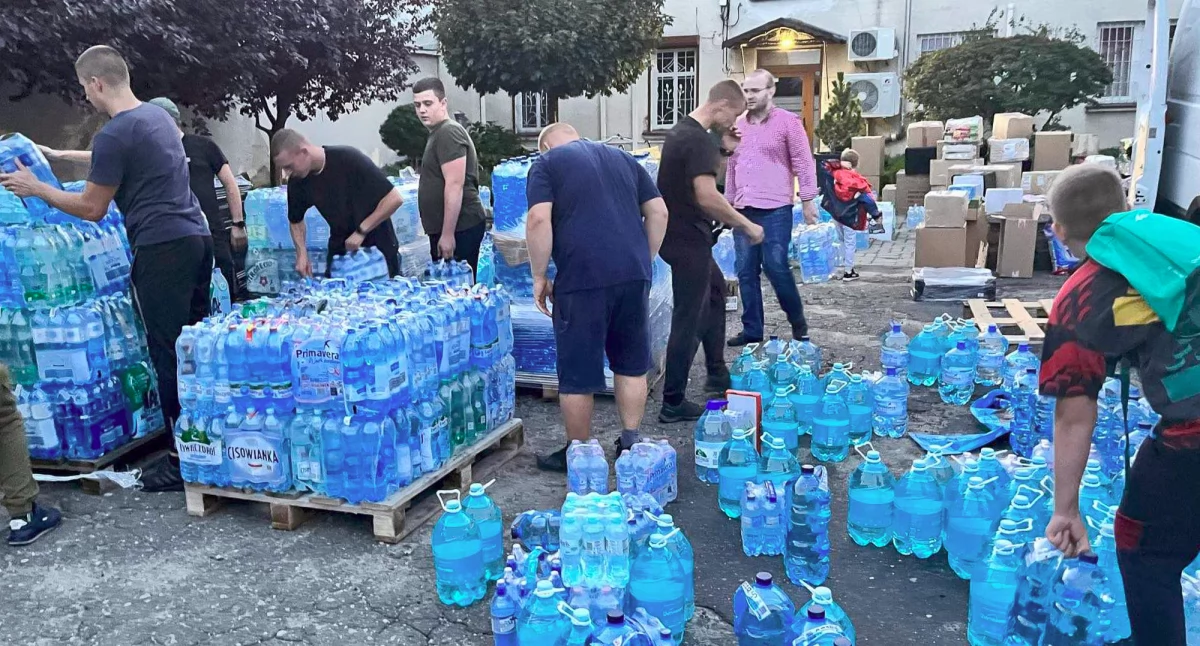 Zdjęcie przedstawia zbiórkę wody i żywności dla powodzian