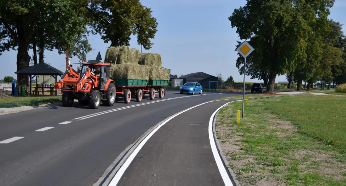 Zdjęcie przedstawia nową ścieżkę rowerową z Morownicy do Śmigla