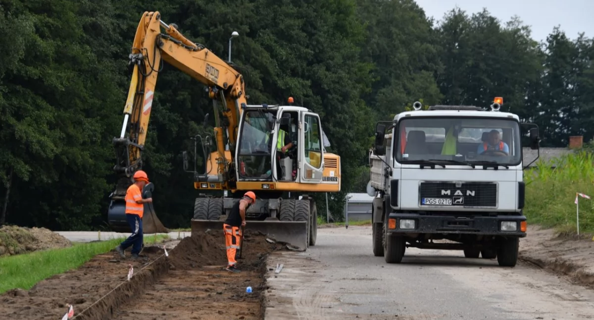Zdjęcie przedstawia trwający remont drogi w Robaczynie