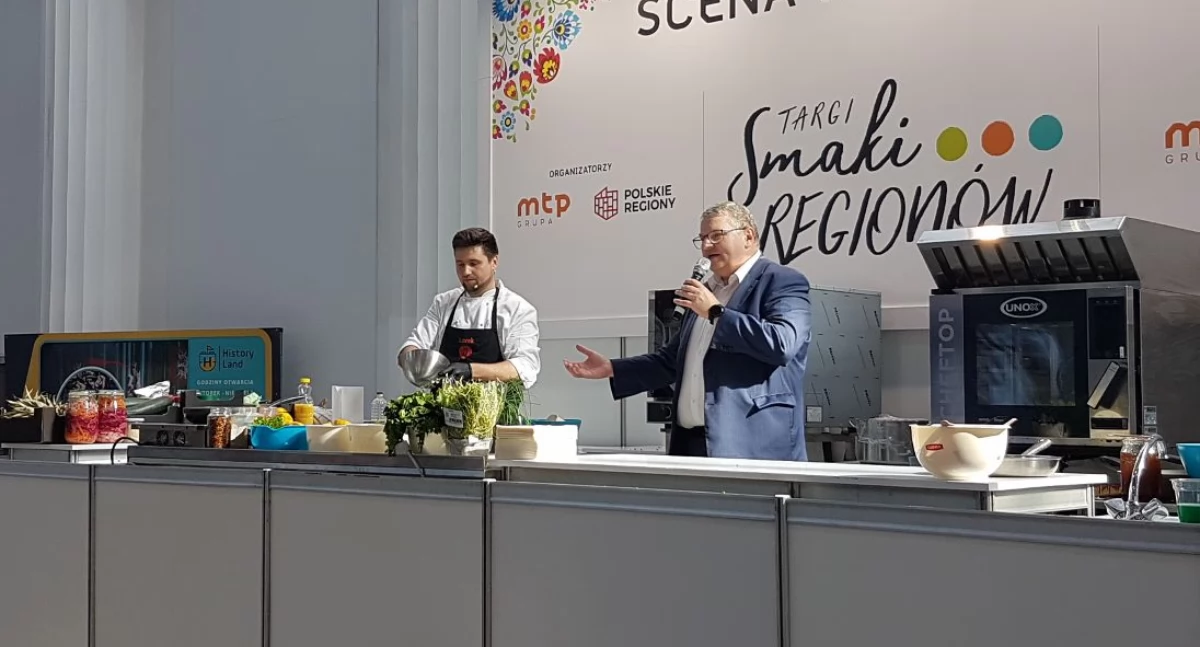 Zdjęcie przedstawia Krzysztofa Grabowskiego, wicemarszałka województwa wielkopolskiego podczas targów Smaki Regionów. Foto zasoby UMWW
