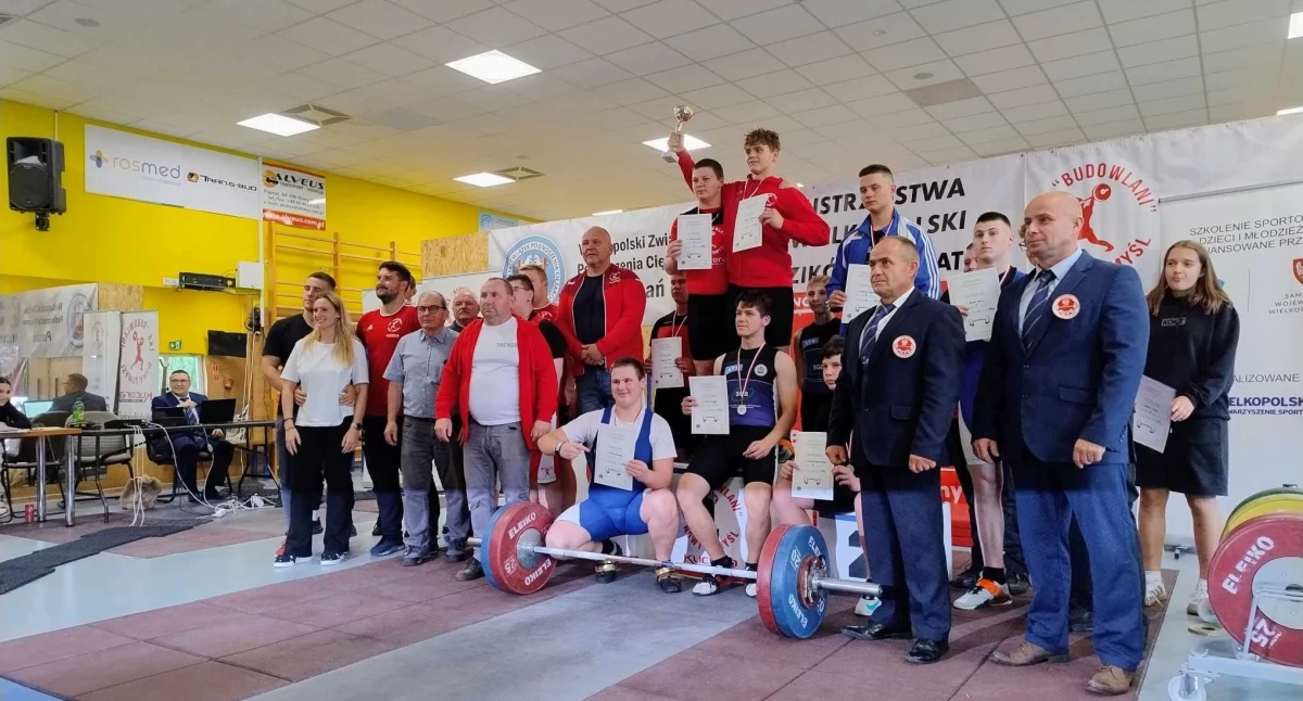 Zdjęcie przedstawia uczestników Mistrzostw Wielkopolski U15 w podnoszeniu ciężarów