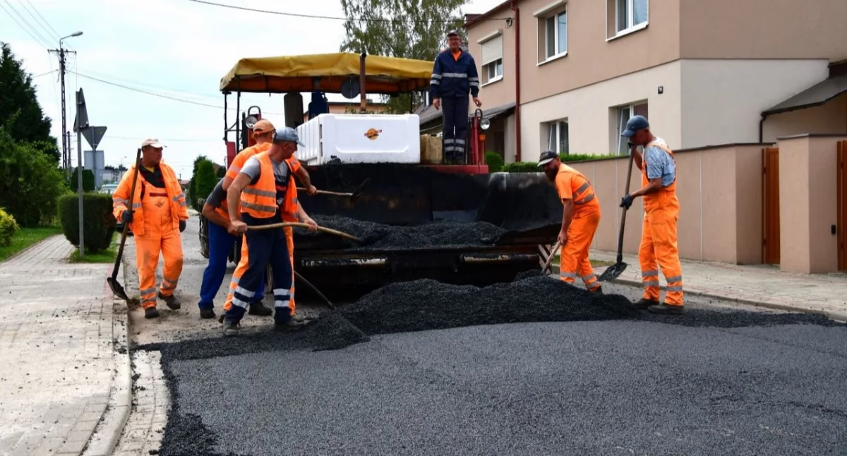 Zdjęcie przedstawia pracowników podczas remontu drogi Szczodrowo - Sierakowo
