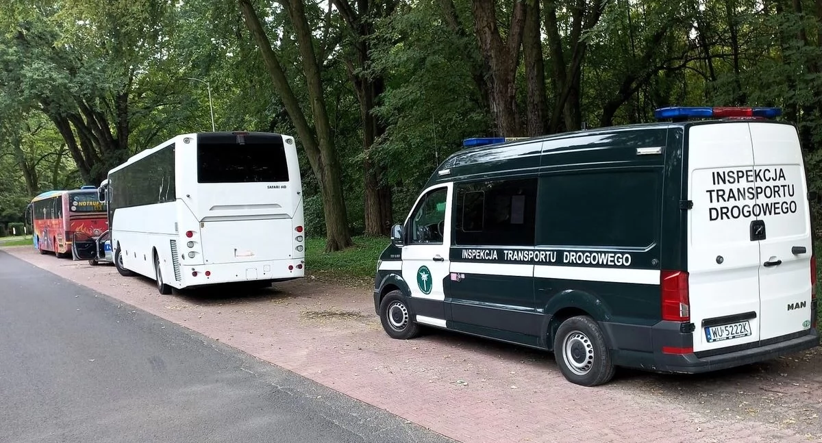 Zdjęcie przedstawia kontrolę autobusu podczas policyjnej akcji Bus and Truck