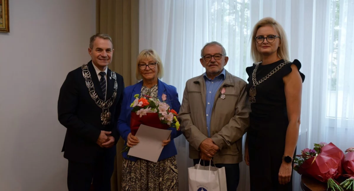 Zdjęcie przedstawia parę obchodzącą 50-lecie małżeństwa podczas wręczania medalu