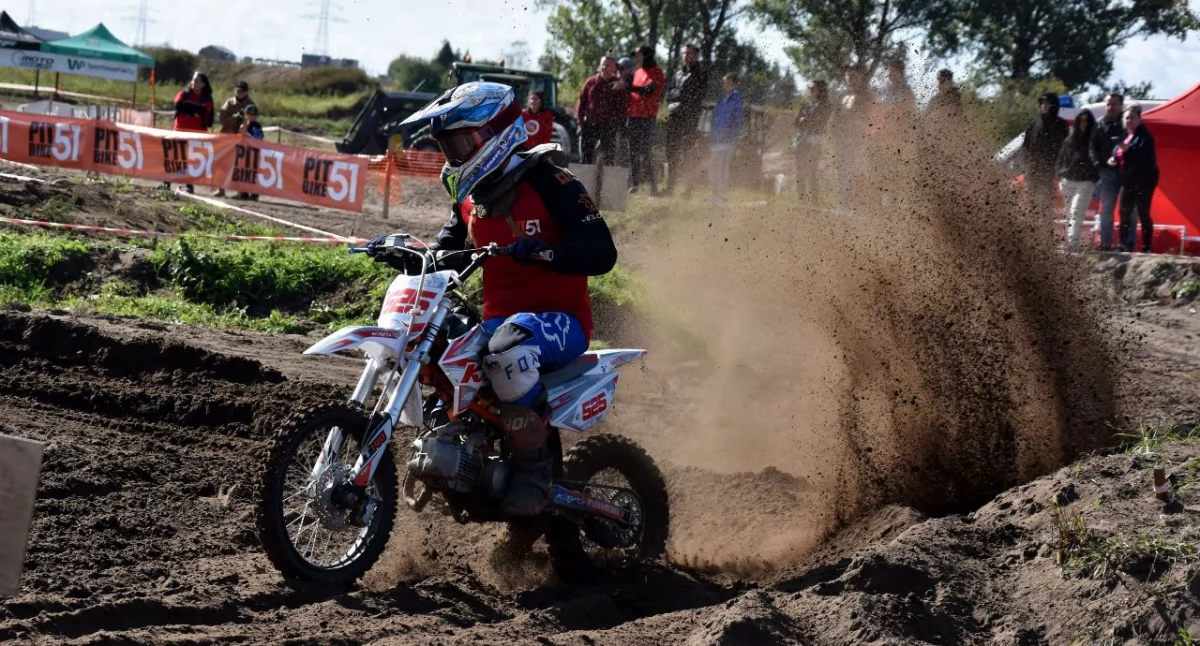 Zdjęcie przedstawia zawodnika Mistrzostw Polski Pit-Bike OffRoad