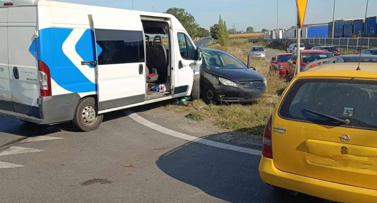 Zdjęcie przedstawia samochody uczestniczące w wypadku