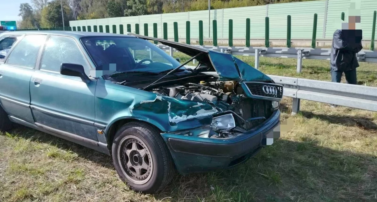 Zdjęcie przedstawia samochód audi po kolizji