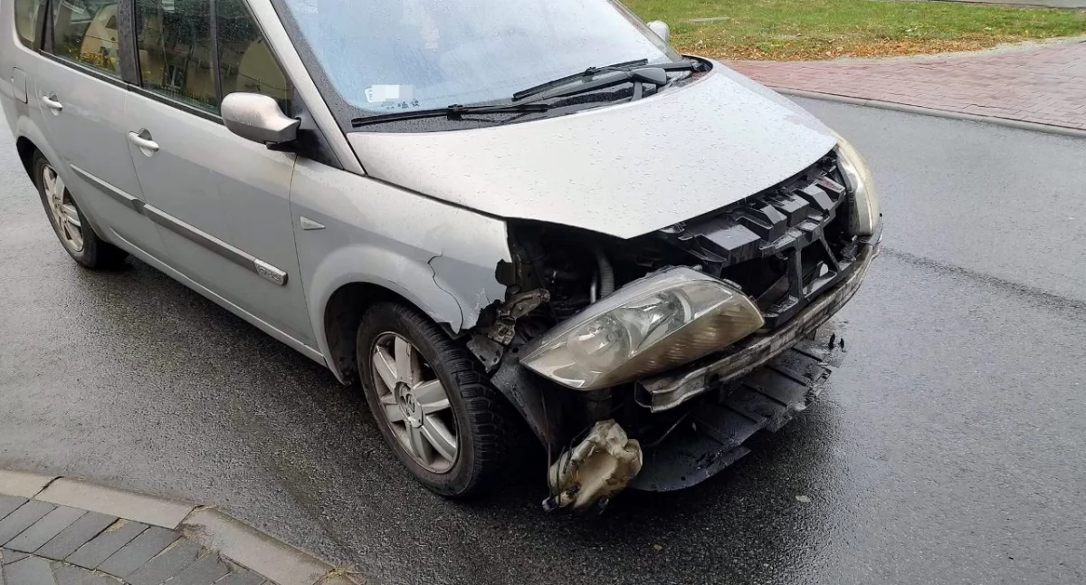 Zdjęcia przedstawia samochód po kolizji w Nowej Wsi