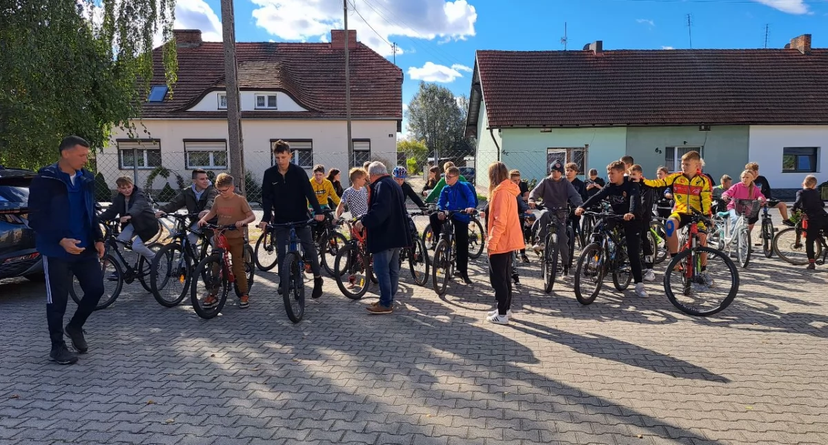 Zdjęcie przedstawia uczestników Śmigielskiej Jesieni Turystycznej