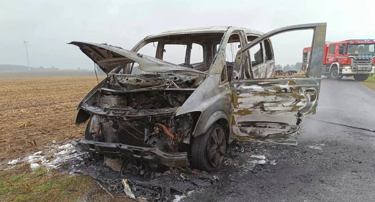 Zdjęcie przedstawia samochód Mercedes, który spłonął w Morownicy