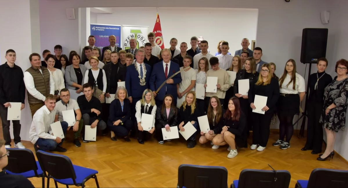 Wspólne zdjęcie uczestników uroczystości wręczenia świadectw czeladniczych