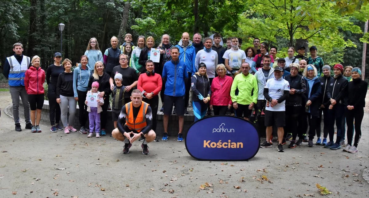 Zdjęcie przedstawia uczestników Parkrun Kościan, 5 października 2024