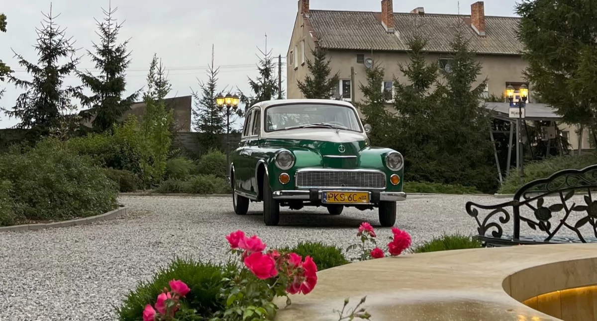 Zdjęcie przedstawia zabytkowy samochód podczas zlotu Cars Connoisseurs