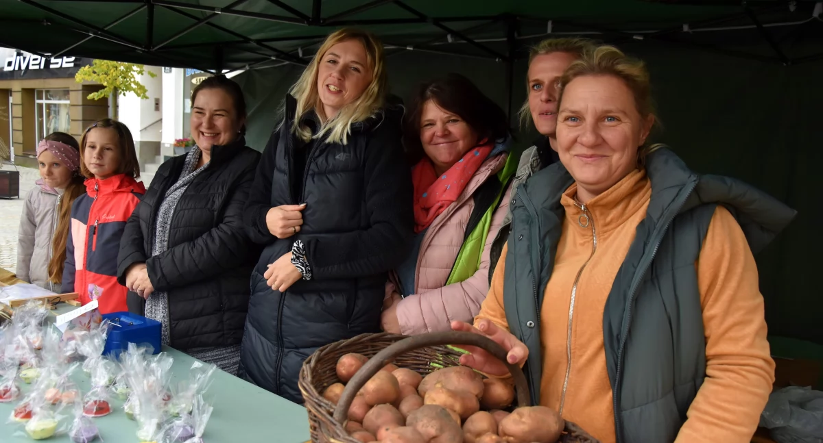 Zdjęcie przedstawia panie z Koła Gospodyń Wiejskich podczas Pyrafest 2024