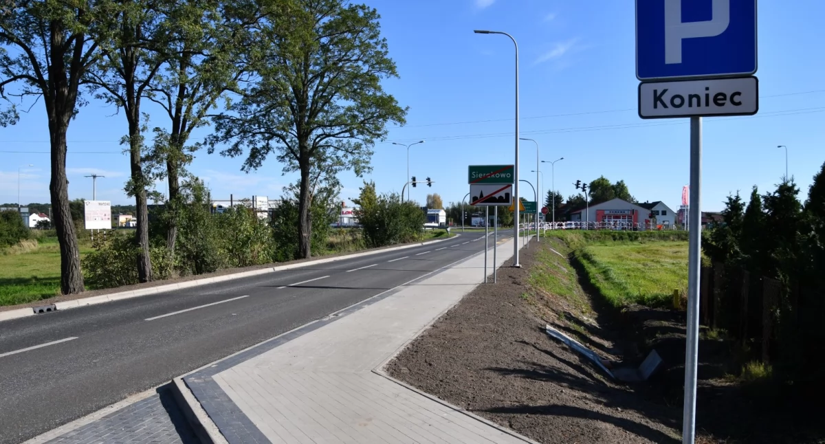 Zdjęcie przedstawia wyremontowaną drogę w Sierakowie