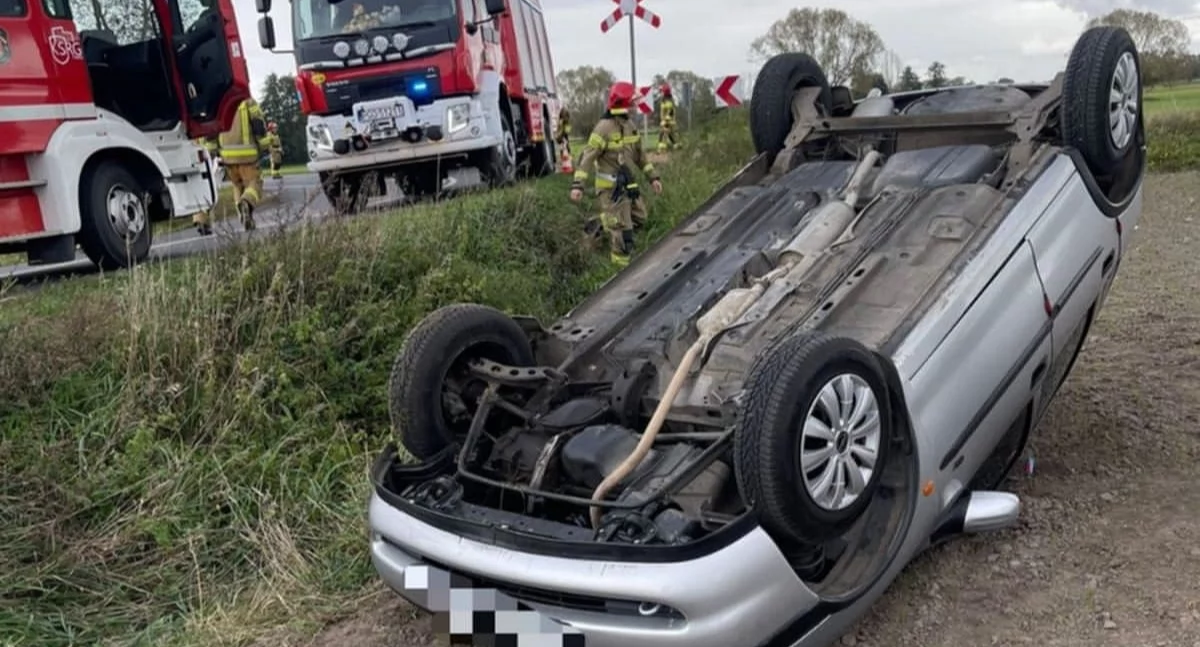 Zdjęcie przedstawia samochód po dachowaniu w Żegrówku
