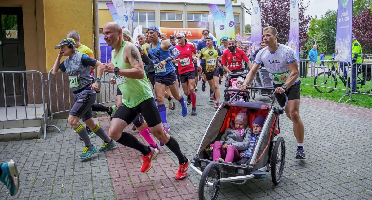 Zdjęcie przedstawia start Biegu Chłapowskiego w Turwi 2024