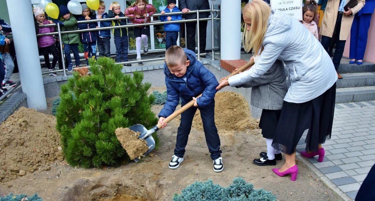 Szkoły, edukacja i nauka, Zakopali kapsułę czasu Dzień Edukacji Narodowej Starych Oborzyskach [ZDJĘCIA] - zdjęcie, fotografia