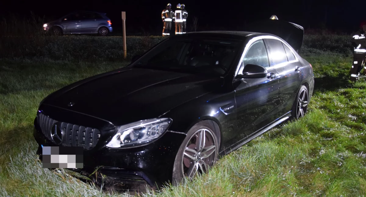 Zdjęcie przedstawia samochód Mercedes po zjechaniu na pole
