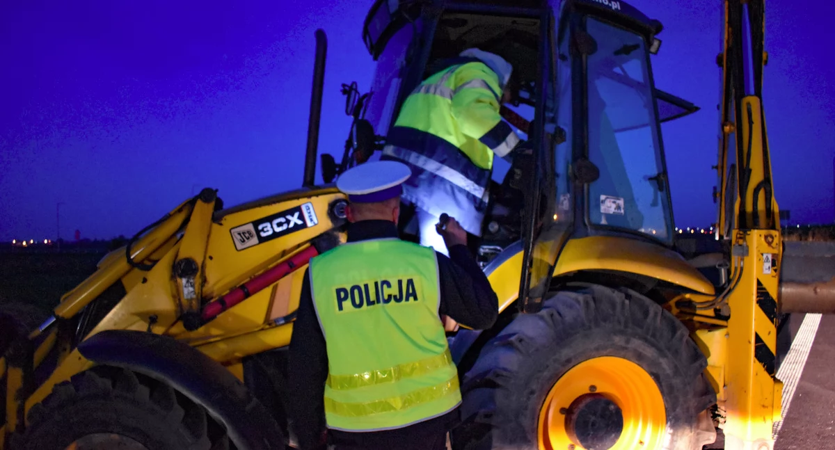 Zdjęcie przedstawia zatrzymanie kierowcy koparki, który jechał po spożyciu alkoholu