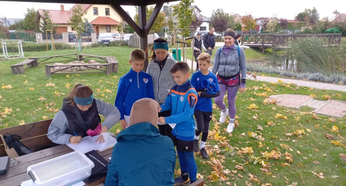 Zdjęcie przedstawia uczestników Biegu na orientację
