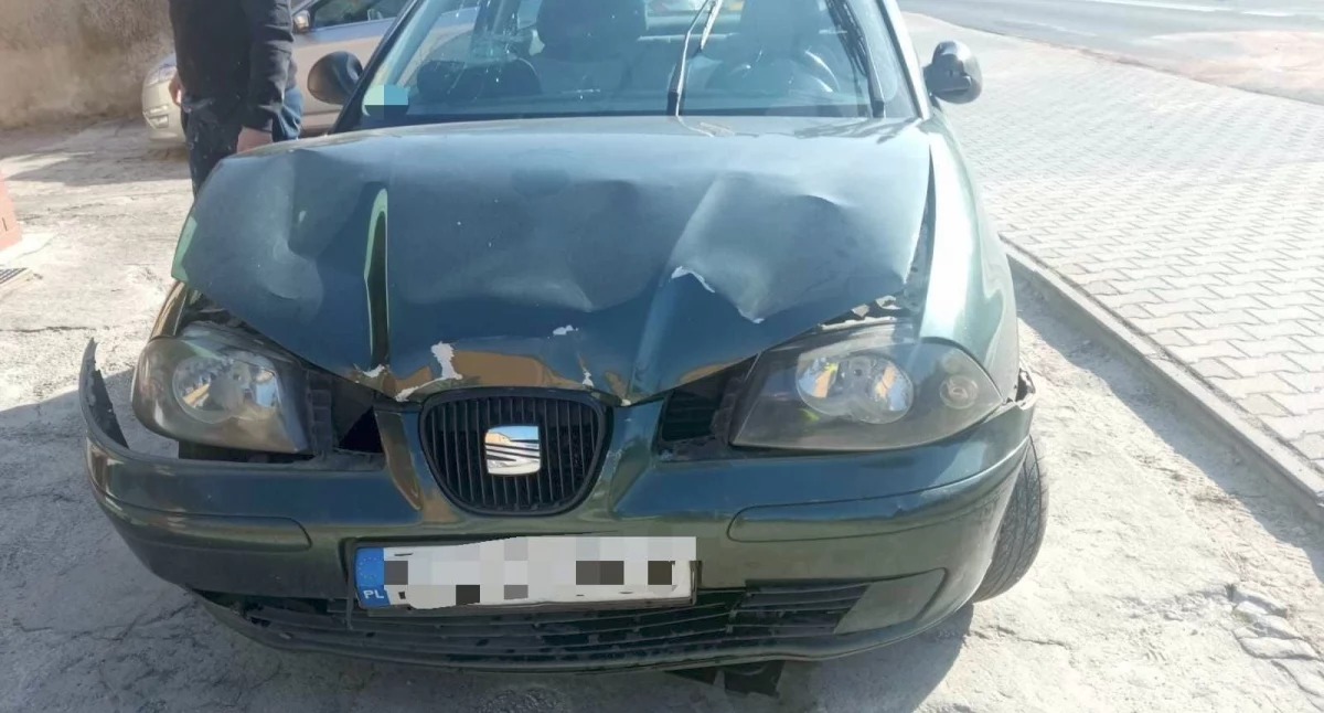 Zdjęcie przedstawia samochód marki Seat po kolizji