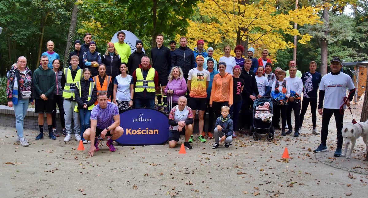 Zdjęcie przedstawia uczestników 300. Parkrunu w Kościanie
