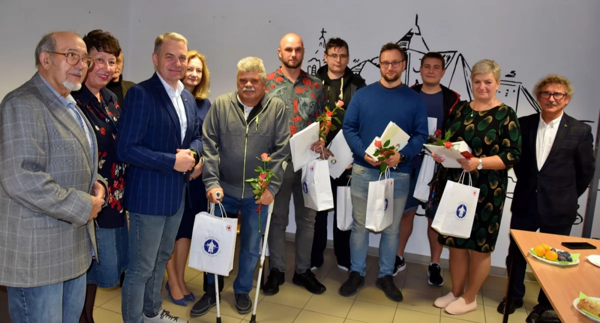 Zdjęcie przedstawia wyróżnionych odznaką Honorowy Dawca Krwi