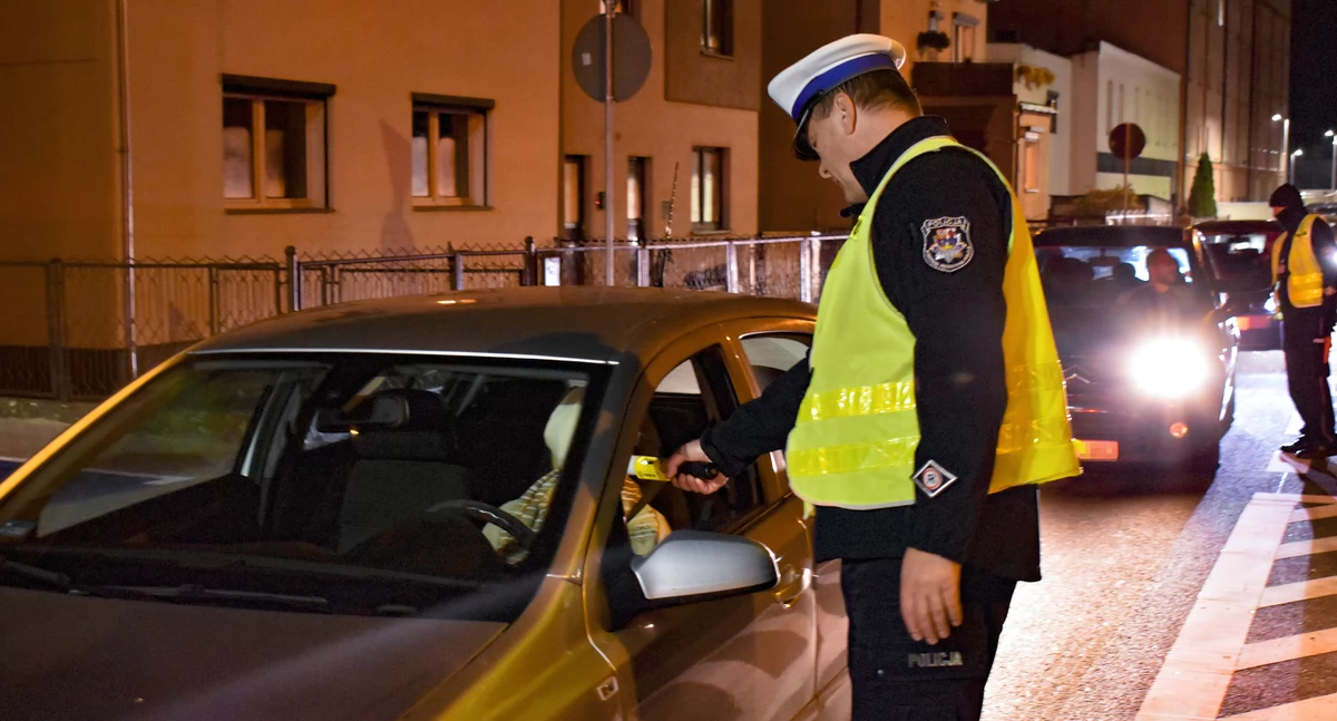 Zdjęcie przedstawia kontrolę trzeźwości na rondzie w Kościanie