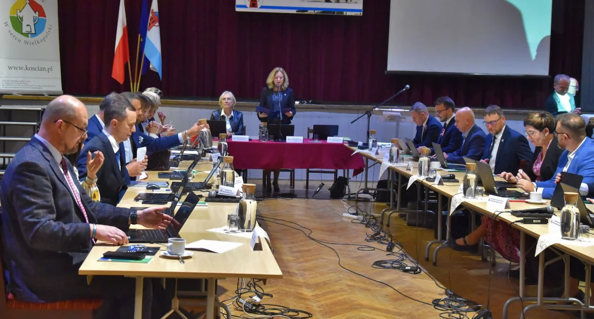 Zdjęcie przedstawia radnych podczas sesji Rady Miejskiej Kościana