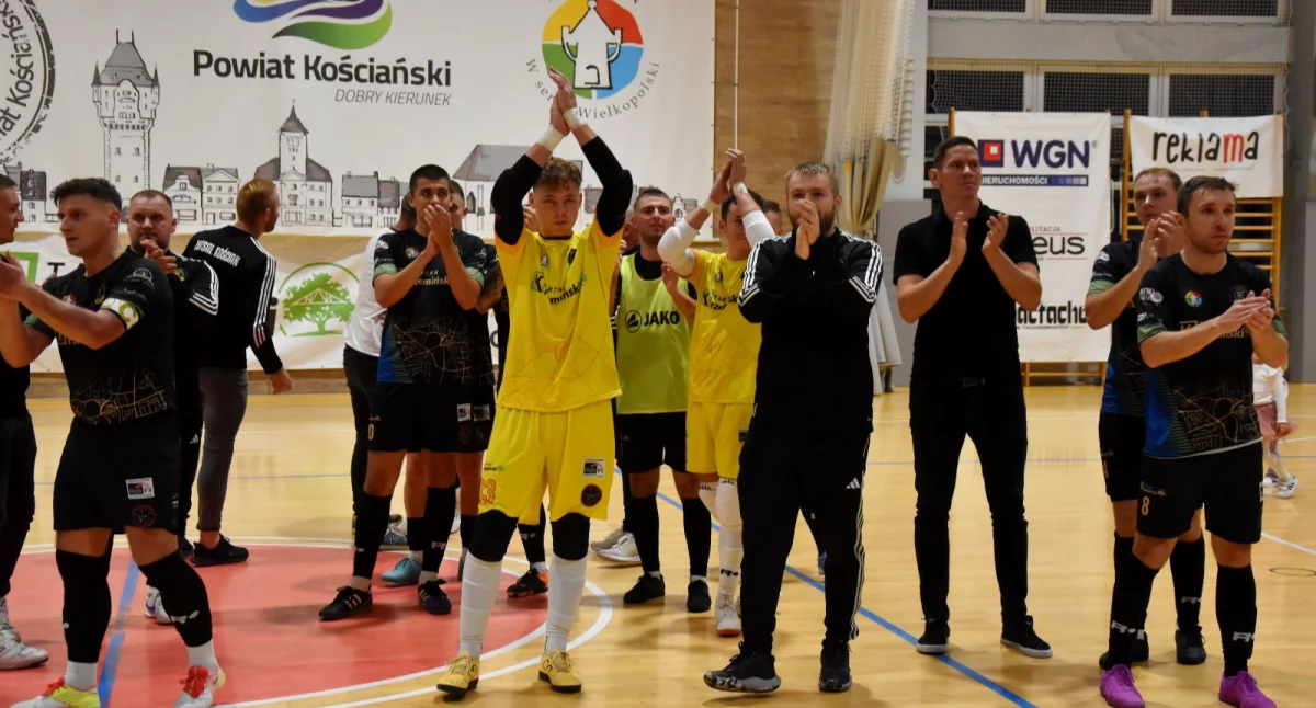 Zdjęcie przedstawia drużynę Futsal Kościan cieszącą się z wygranego meczu z Toruńską Akademią Futsalu