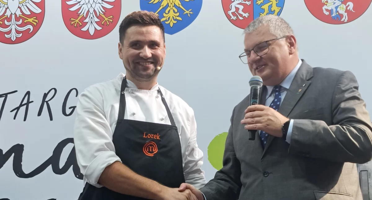 Zdjęcie przedstawia wicemarszałka województwa wielkopolskiego Krzysztofa Grabowskiego z kucharzem