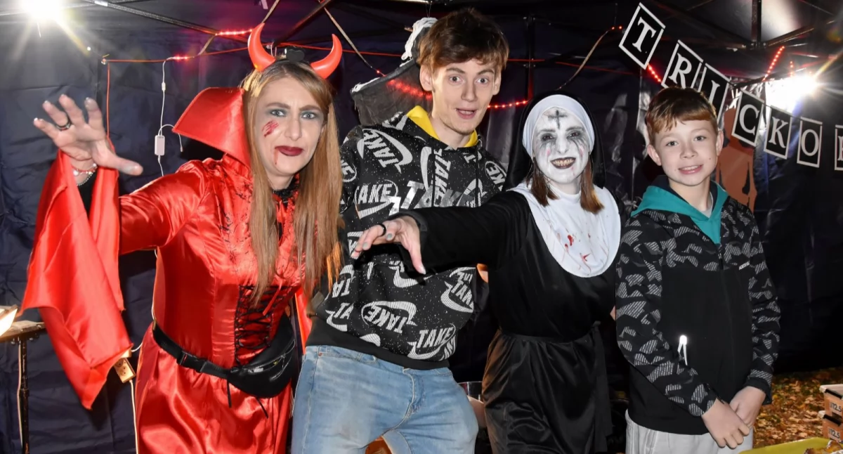 Zdjęcie przedstawia uczestników zabawy Halloweenowej