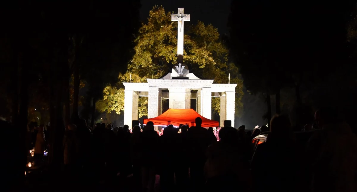 Zdjęcie przedstawia Mauzoleum na cmentarzu w Kościanie w wieczór Wszystkich Świętych
