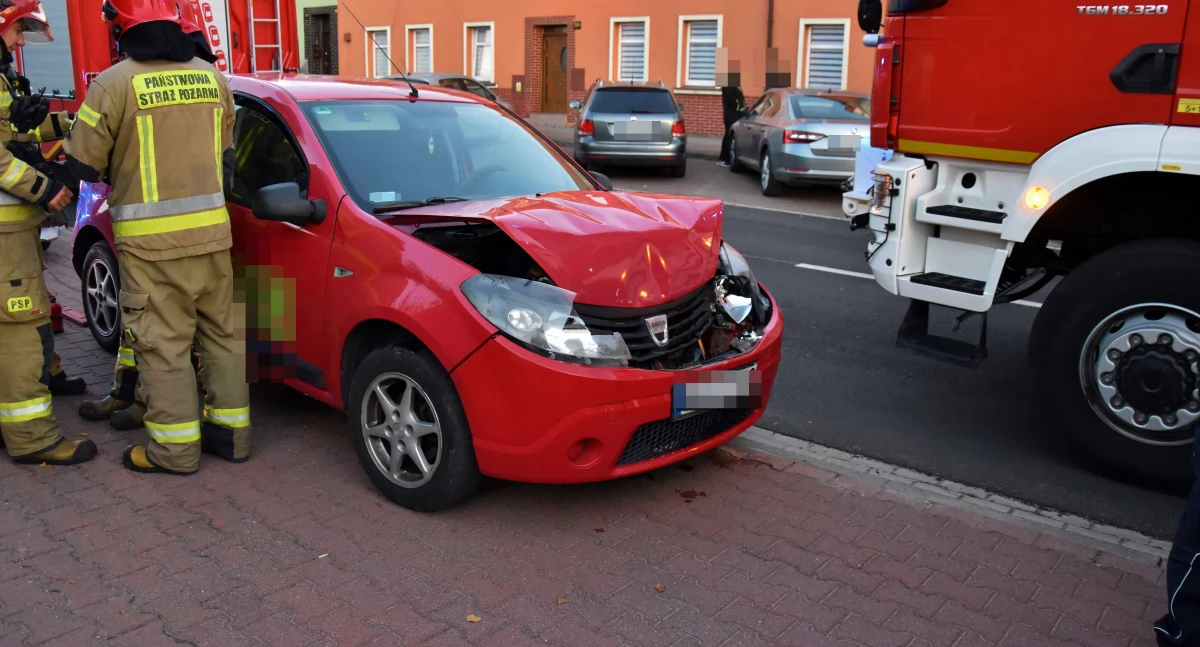 Zdjęcie przedstawia samochód marki Dacia po kolizji na ul. Poznańskiej w Kościanie