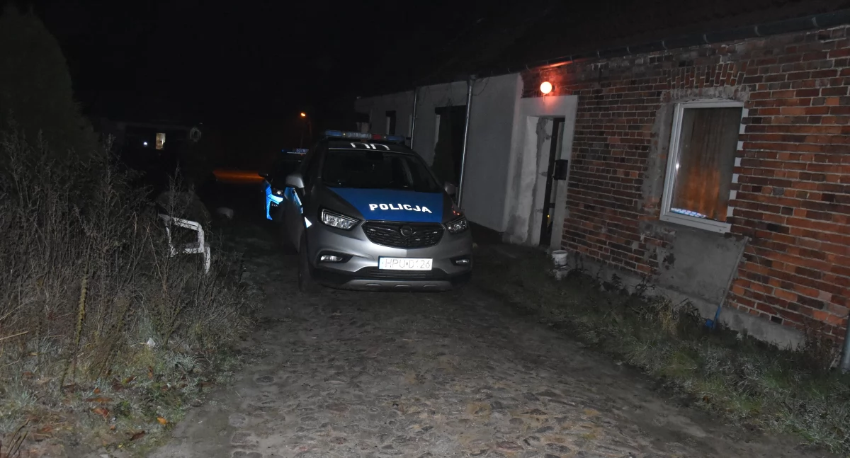 Zdjęcie przedstawia radiowóz stojący przed domem