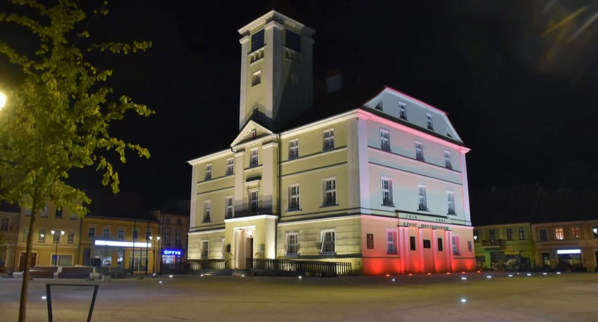 Zdjęcie przedstawia kościański Rynek nocą