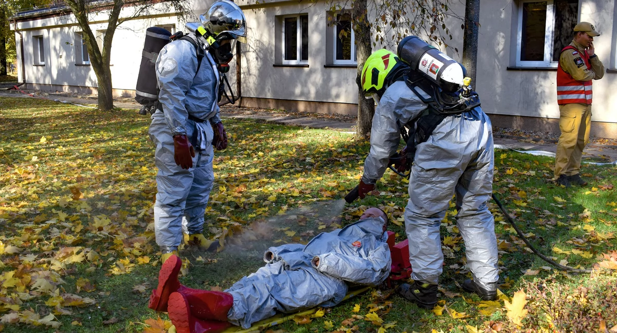 Zdjęcie przedstawia ćwiczenia policji i straży pożarnej w Nietążkowie