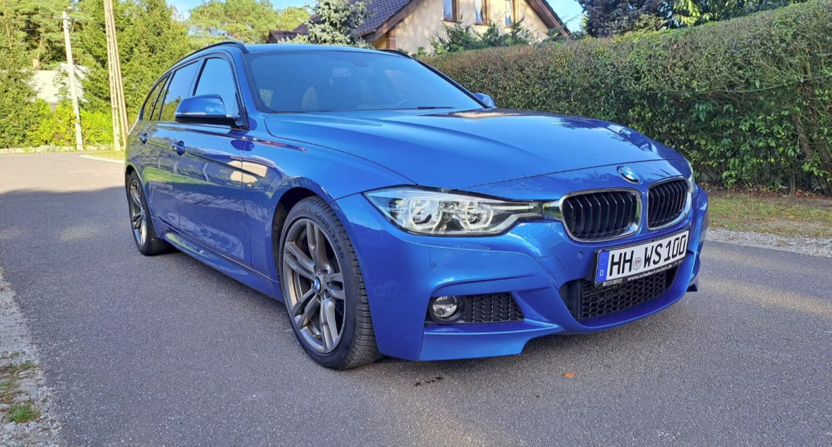 Zdjęcie przedstawia skradziony w Starych Oborzyskach samochód marki BMW koloru niebieskiego