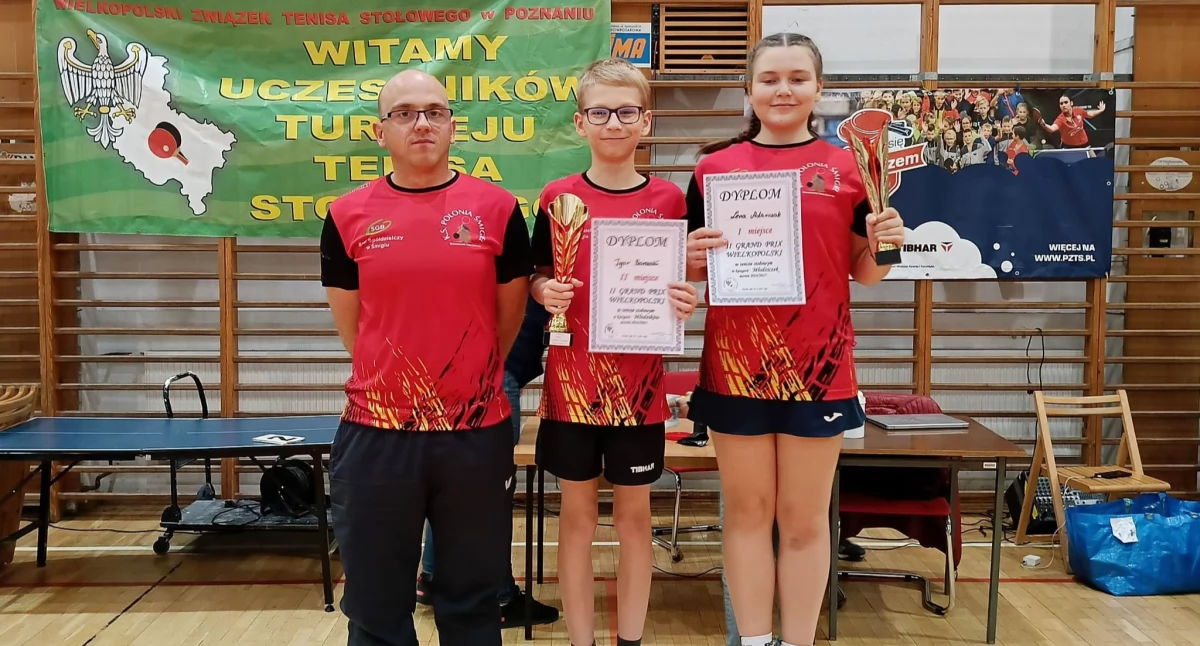 Zdjęcie przedstawia medalistów Polonii Śmigiel w tenisie stołowym z trenerem
