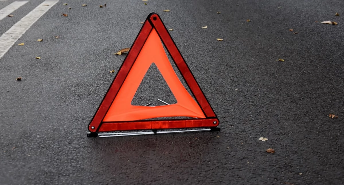 Zdjęcie przedstawia odblaskowy trójkąt na drodze