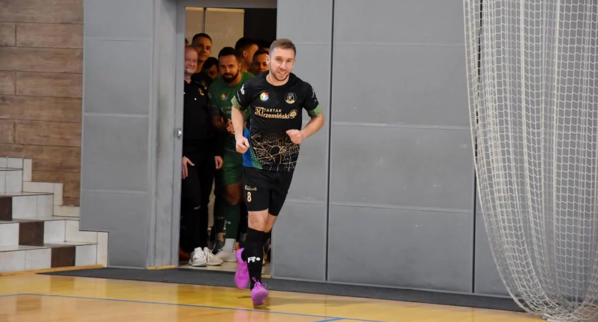 Zdjęcie przedstawia Łukasza Wawrzyniaka, strzelca pierwszej bramki w meczu Futsal Kościan - Orlik Mosina
