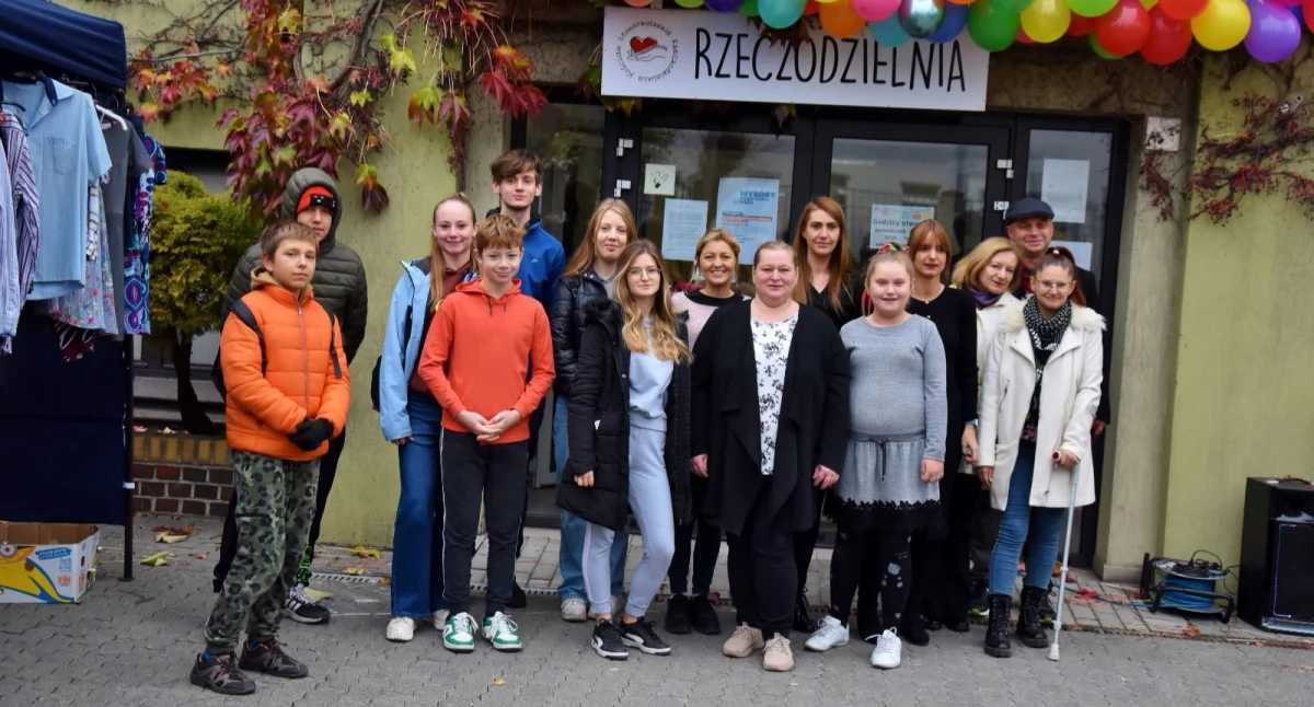 Zdjęcie przedstawia otwarcie bezpłatnego sklepiku Rzeczodzielnia Kościan