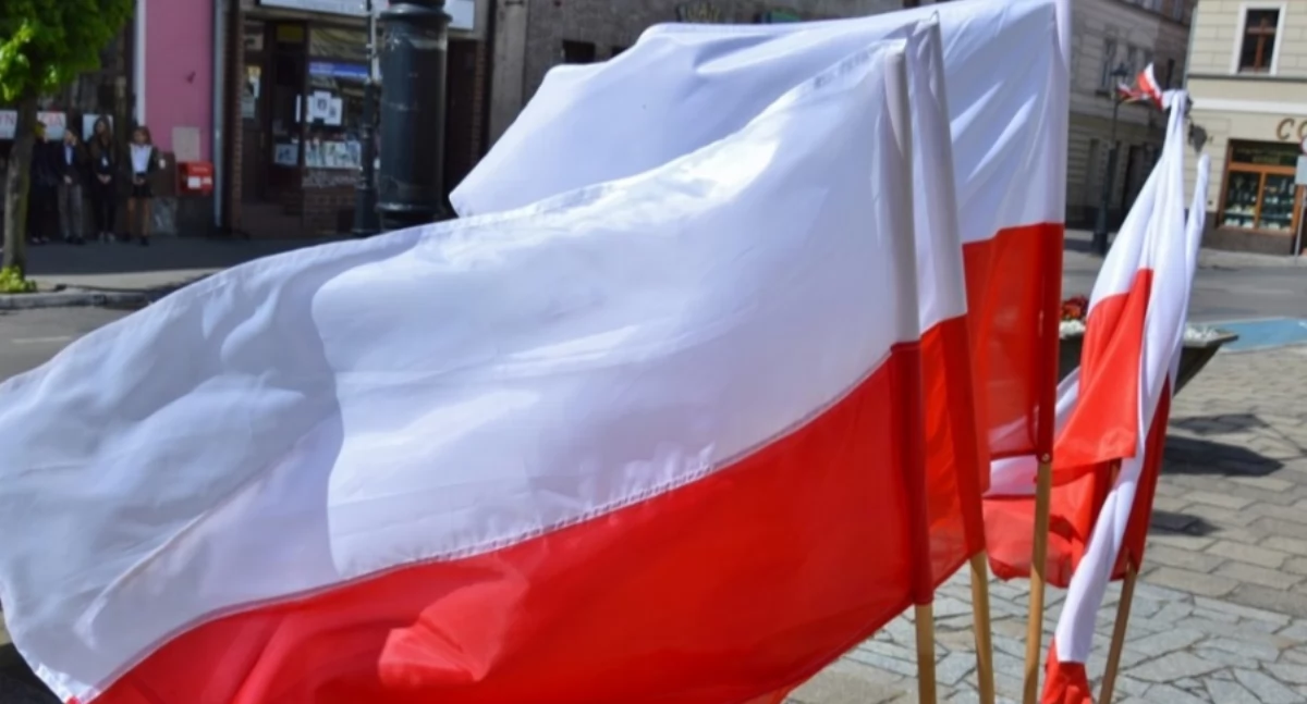 Zdjęcie przedstawia flagę Polski