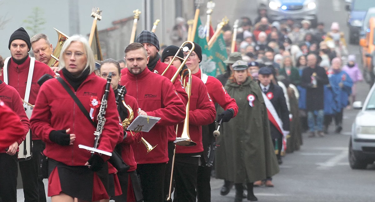 Zdjęcie przedstawia przemarsz uczestników obchodów Święta Niepodległości w Śmiglu