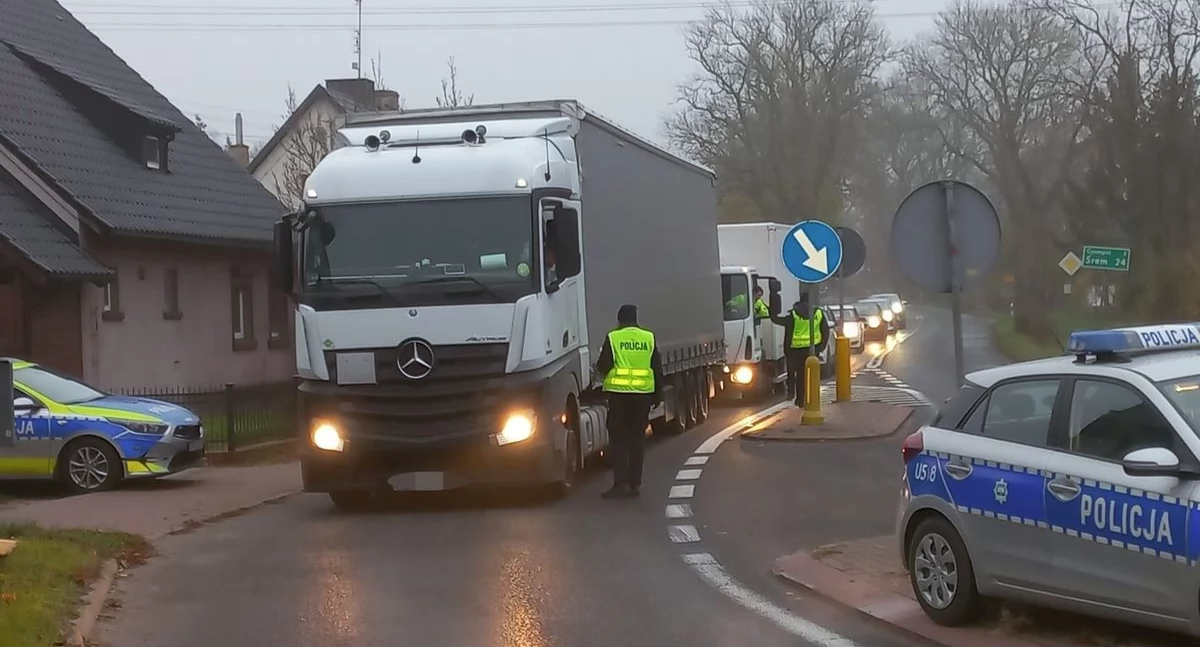 Zdjęcie przedstawia kontrolę trzeźwości na rondzie w Głuchowie